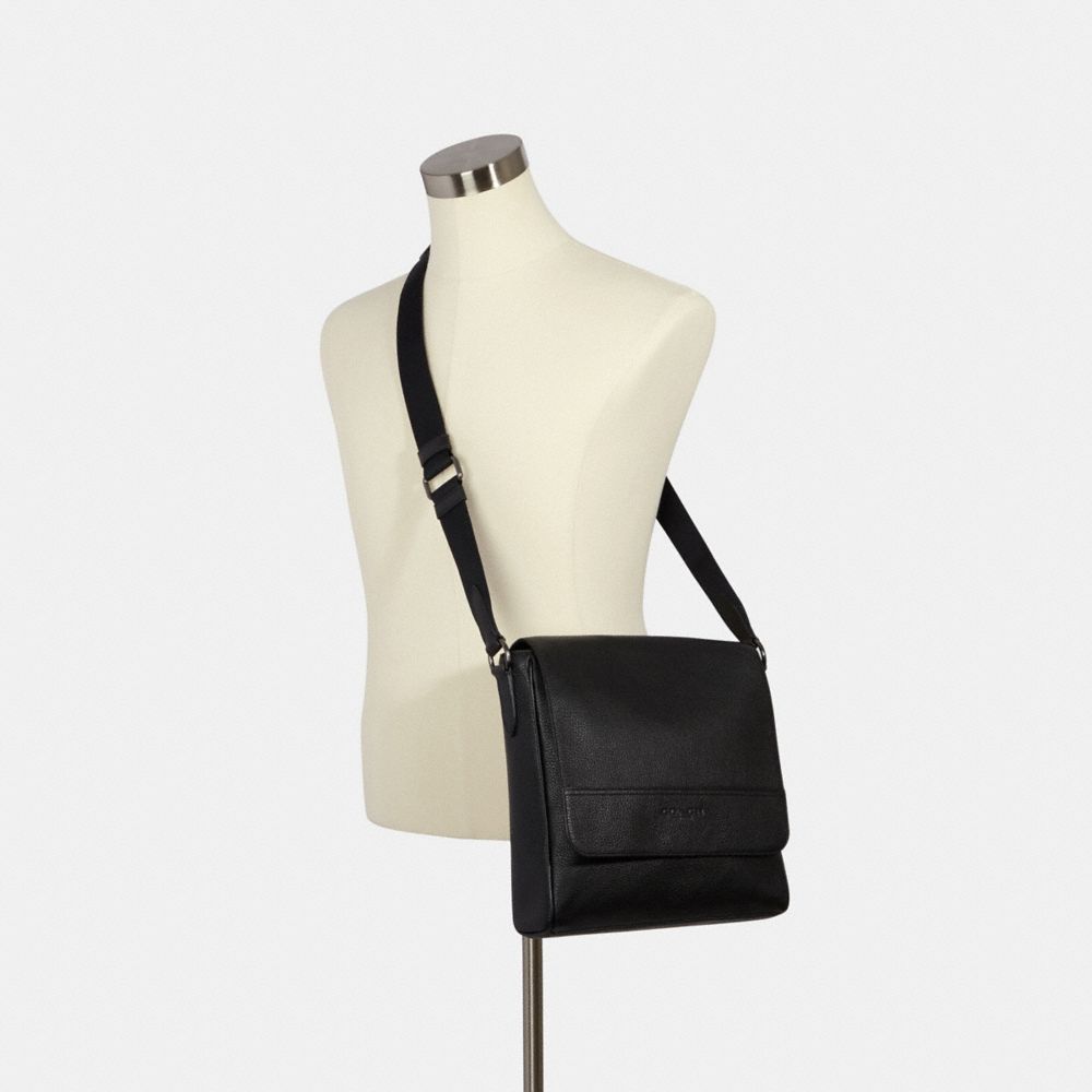 coach houston backpack qb/bk Coach X Observed By Us Court A strap ensures a comfortable fit and easy wear from weekday to weekend. COACH HOUSTON MAP BAG BLACK